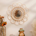 Miroir rotin bambou installé dans un espace intérieur