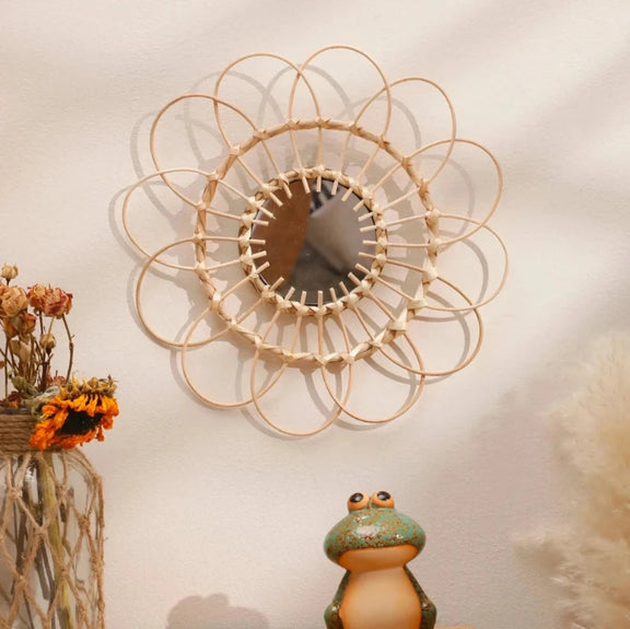 Miroir rotin bambou installé dans un espace intérieur