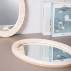 Le gros plan du miroir rotin blanc