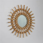 Le miroir murale rotin pour chambre sur un mur