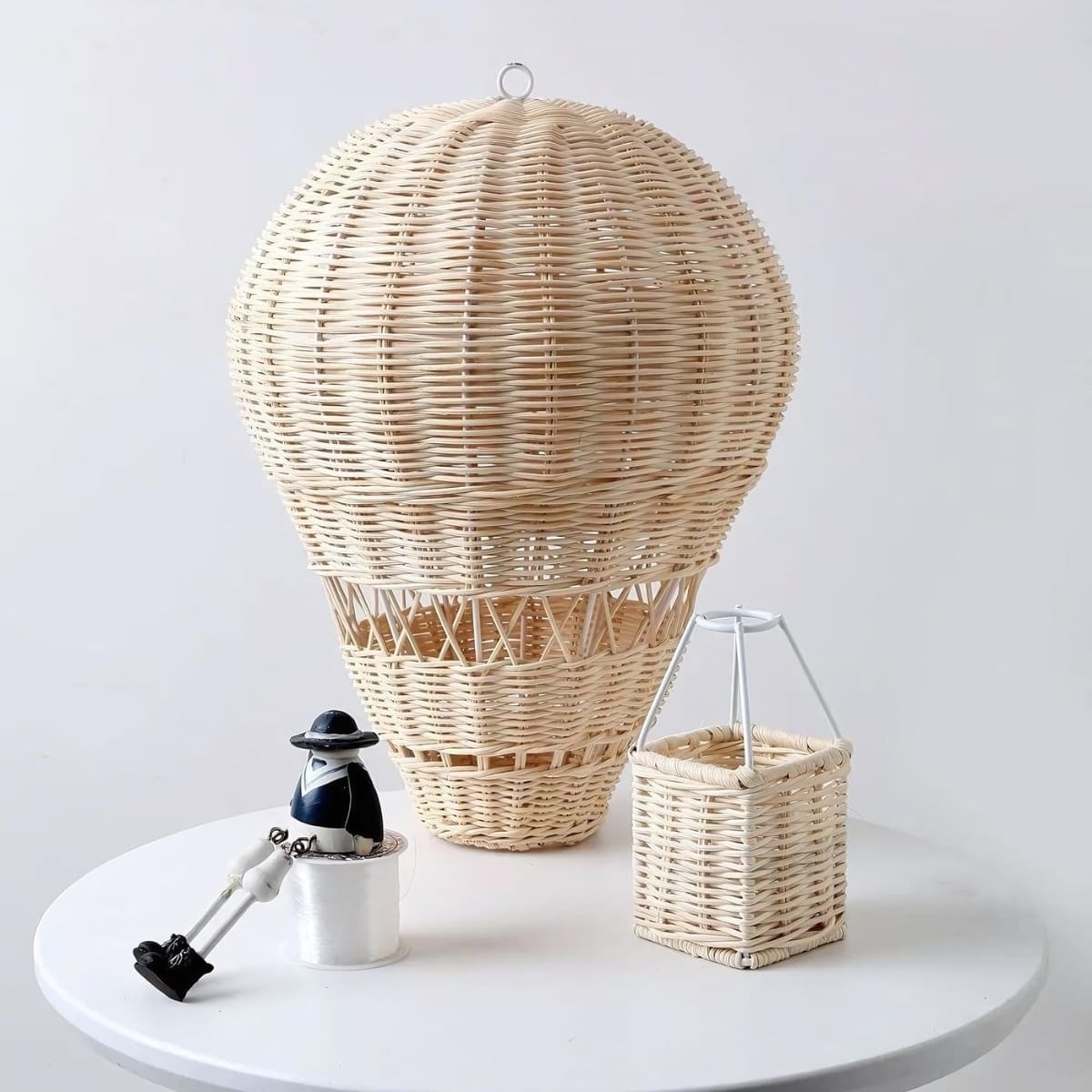 Montgolfière décorative en rotin sur une table
