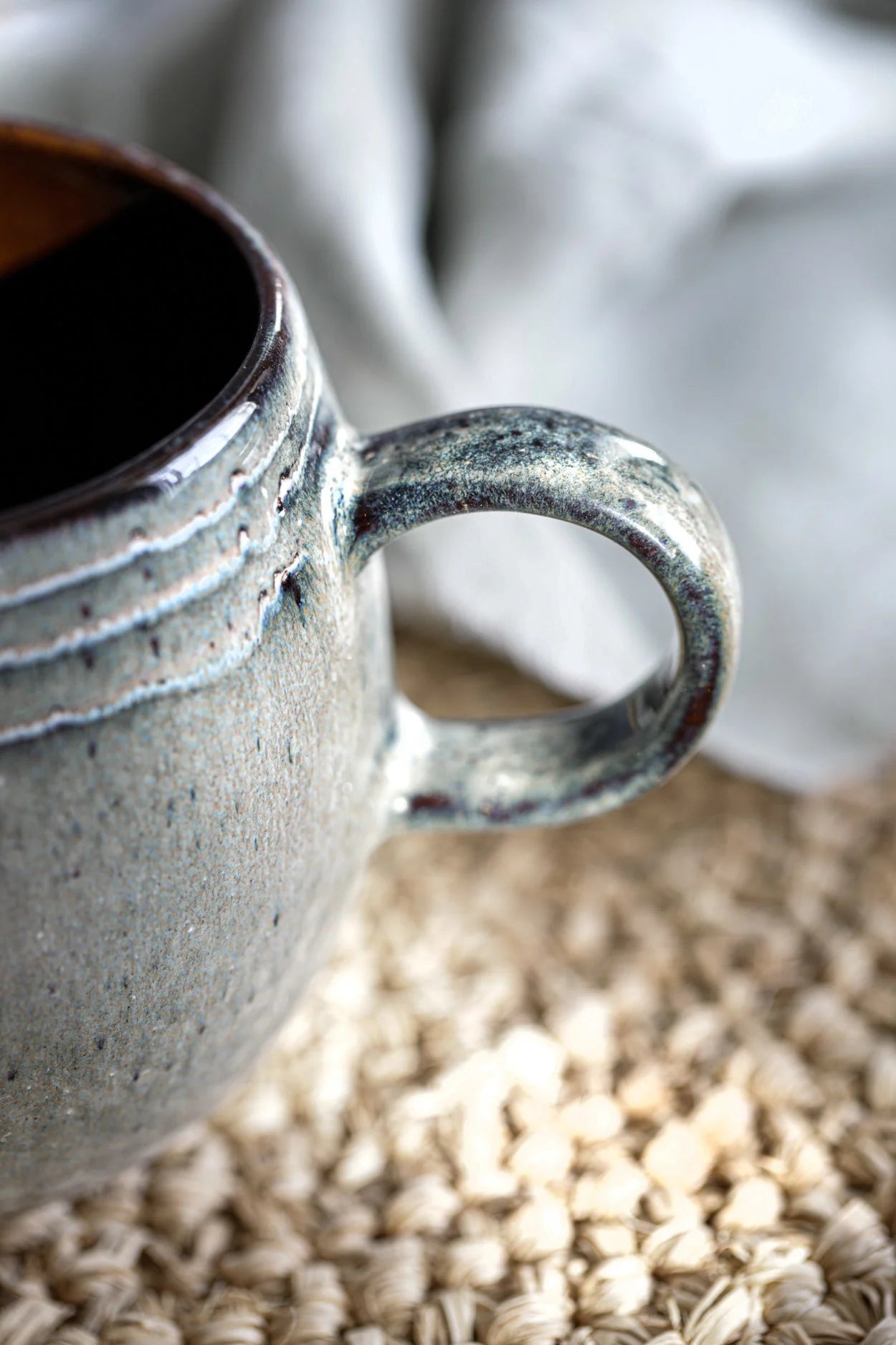 Mug artisanal en grès émaillé vert sauge avec intérieur brun texturé