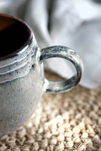 Mug artisanal en grès émaillé vert sauge intérieur brun, texture rustique