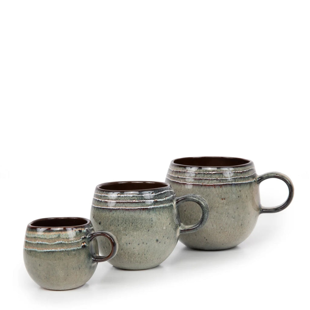 Mug artisanal en grès émaillé vert sauge, intérieur brun, texture rustique