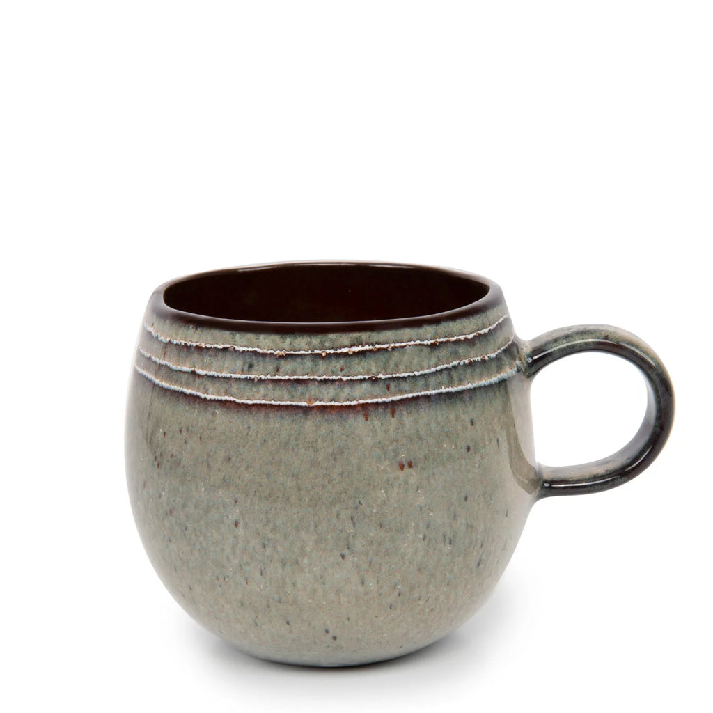 Mug artisanal en grès émaillé gris rouilleux, intérieur brun et rainures subtiles