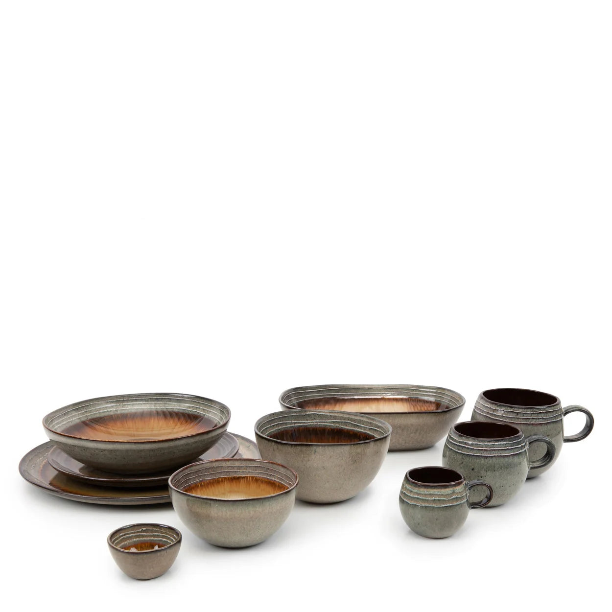 Tasse artisanale en grès émaillé vert sauge avec matcha latte sur sous-verre texturé