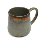 Mug en grès artisanal émaillé gris bleuté et brun, à anse robuste