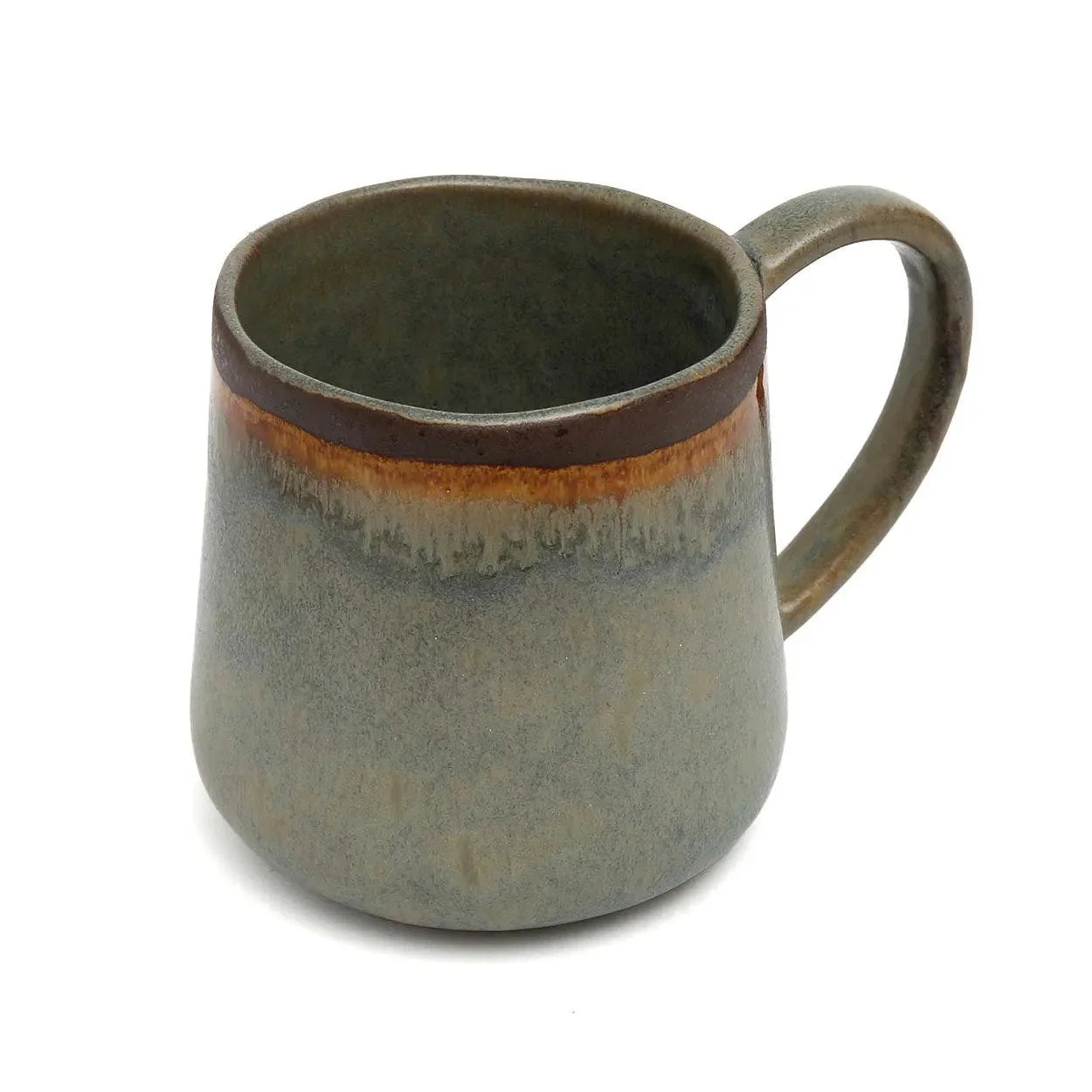 Mug en grès artisanal émaillé gris bleuté et brun, à anse robuste