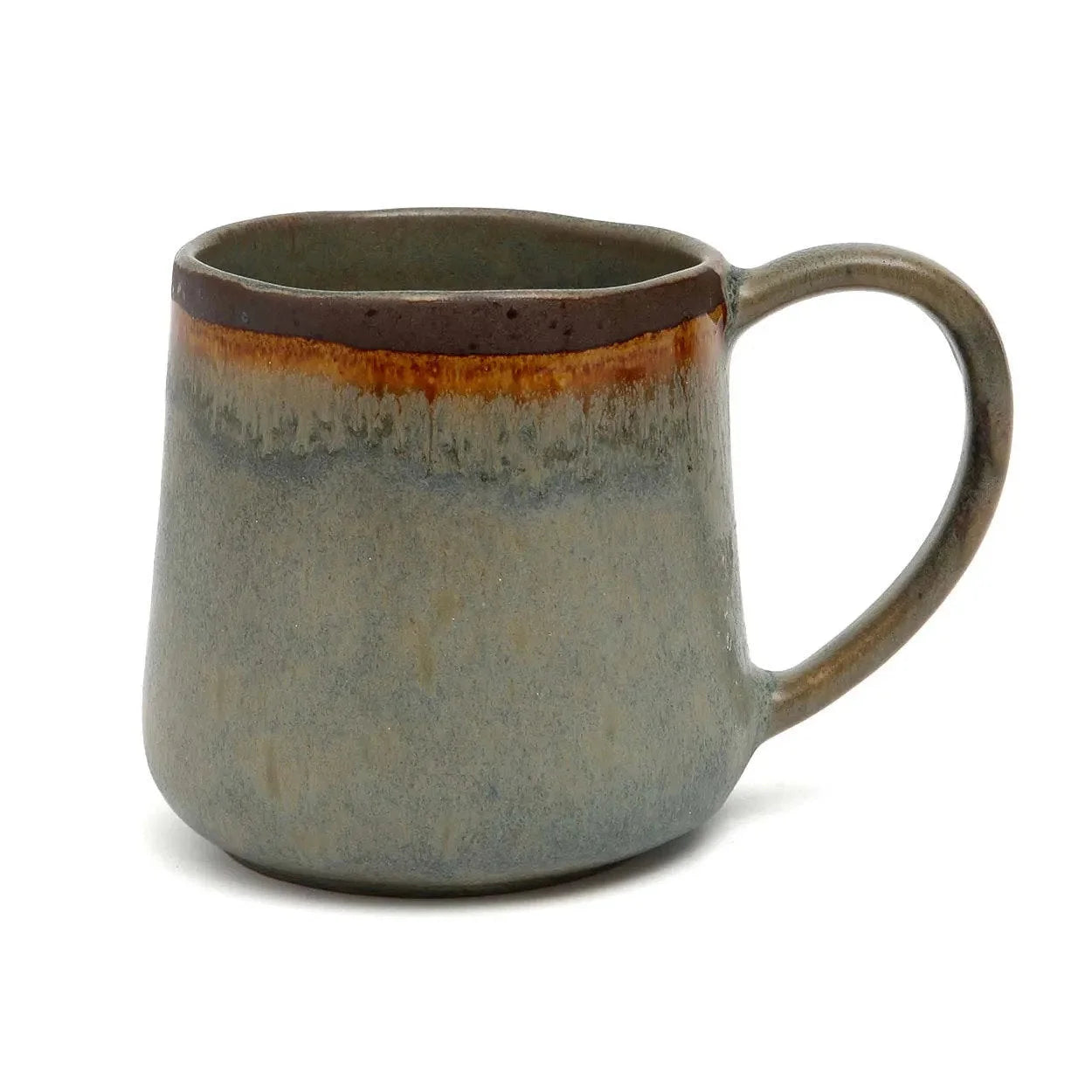 Mug en grès artisanal émaillé gris bleuté et brun orangé à anse robuste