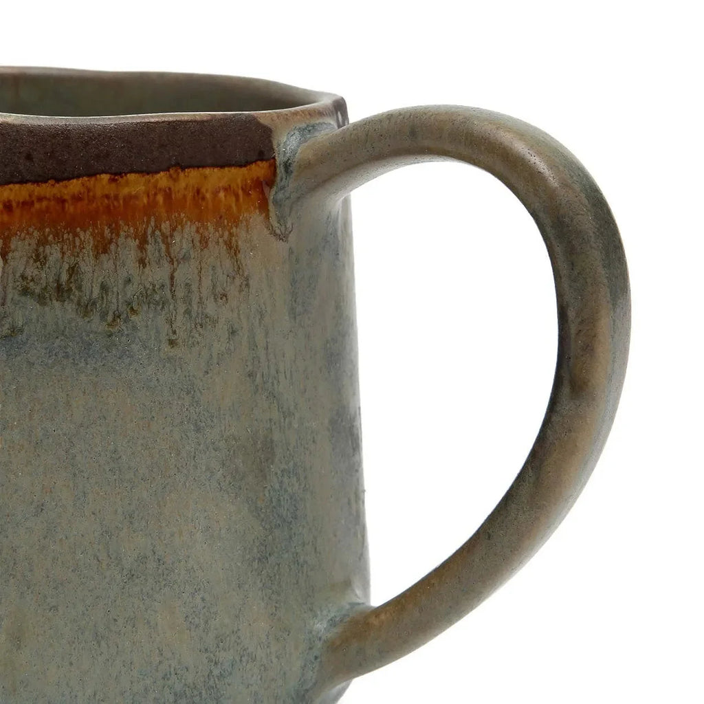 Tasse en grès artisanal émaillée gris bleuté et brun avec anse lisse