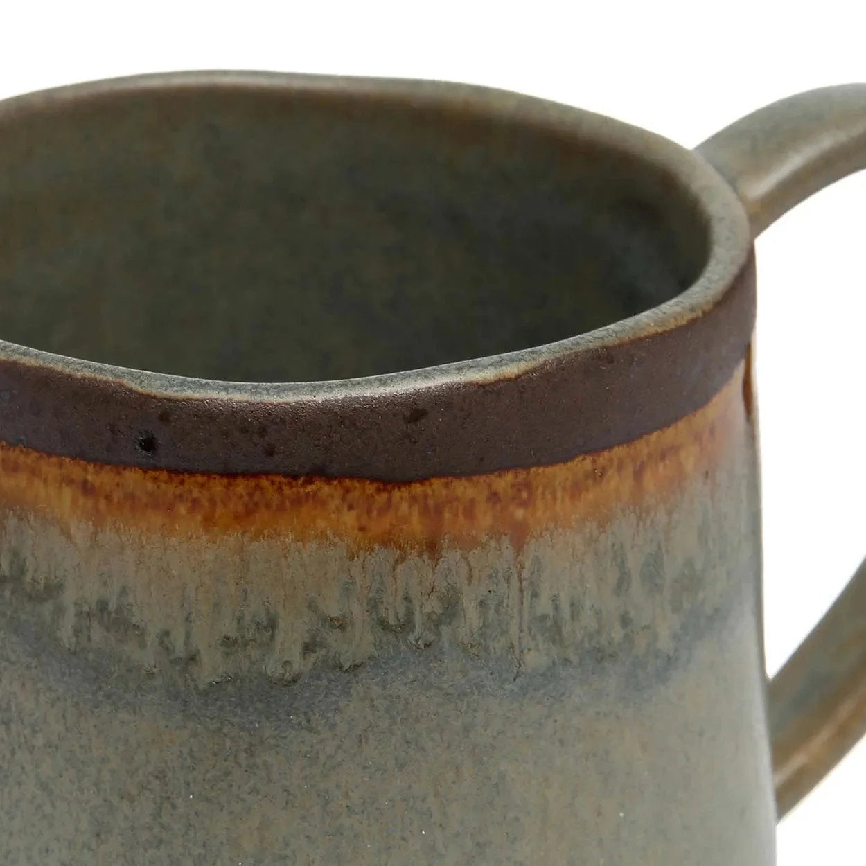 Mug en grès artisanal émaillé gris bleuté et brun, rustique avec anse robuste