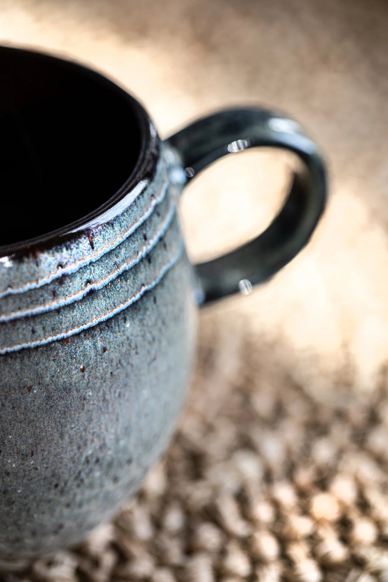 Tasse en grès artisanal gris sauge moucheté, texture cannelée