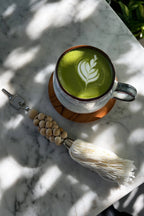 Tasse en grès artisanal sauge moucheté avec latte matcha feuille