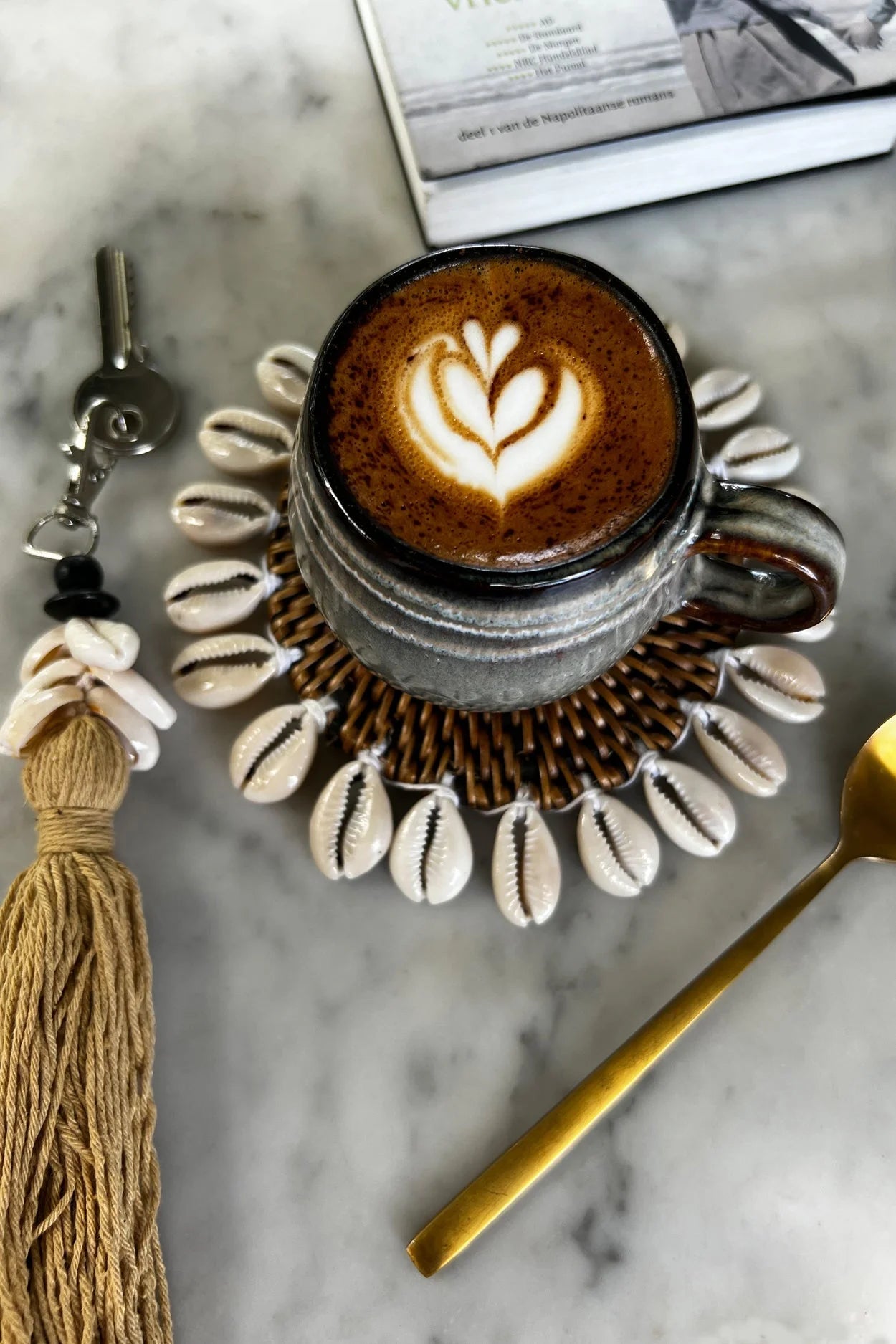 Tasse en grès artisanal vert sauge moucheté, intérieur brun, avec latte art blanc