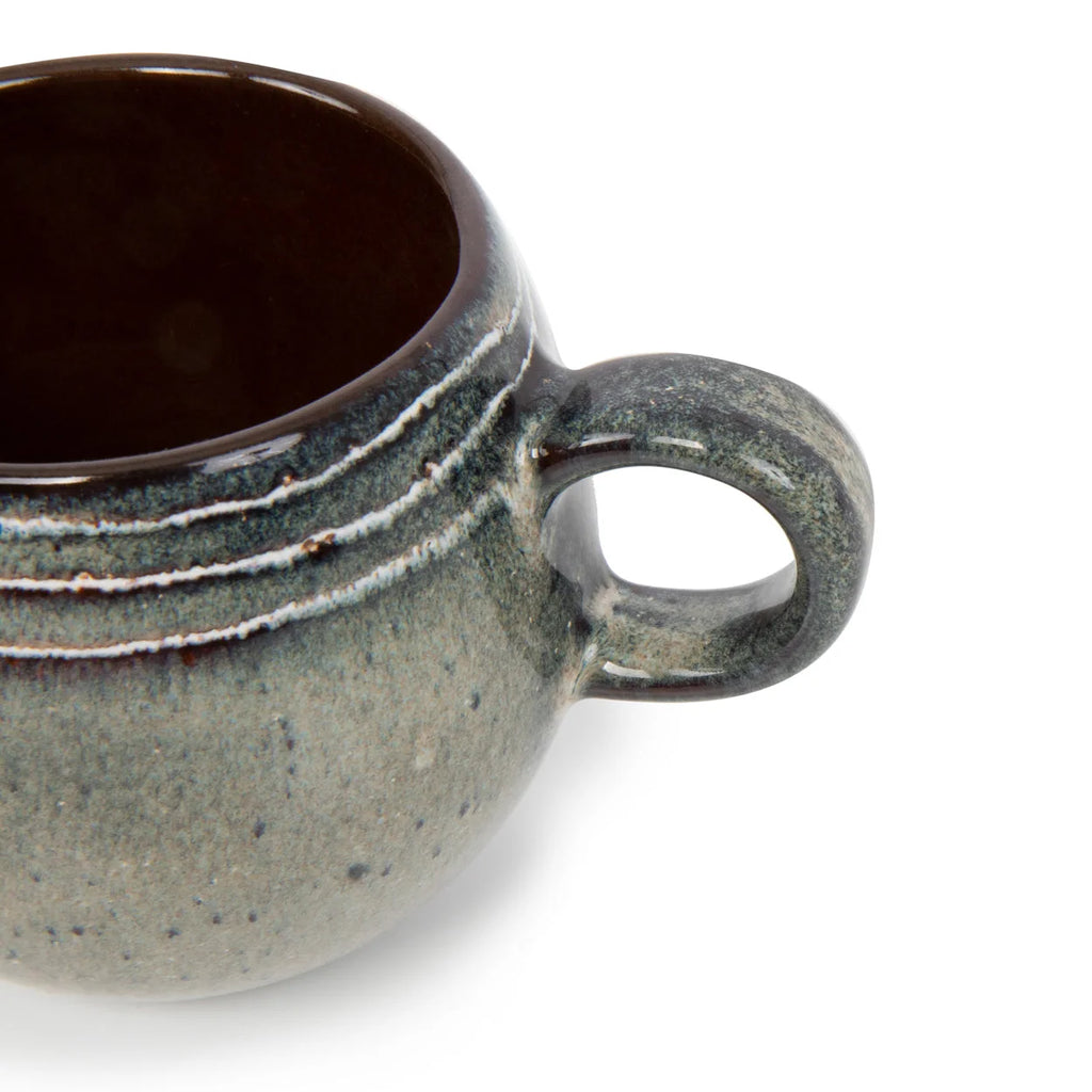 Mug en grès artisanal vert sauge moucheté, intérieur brun