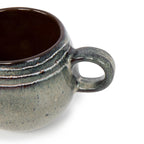 Mug en grès artisanal vert sauge moucheté, intérieur brun