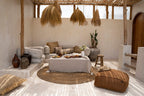 Coin lounge extérieur avec décoration bohème naturelle et nappe carrée en lin beige