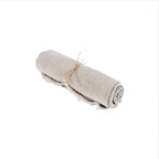 Nappe carrée en lin beige 150x150 cm avec tissu roulé et bords effilochés, nouée avec de la ficelle