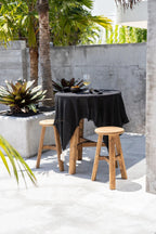 Table de bar extérieure avec deux tabourets en bois, parfait pour la décoration en lin noir