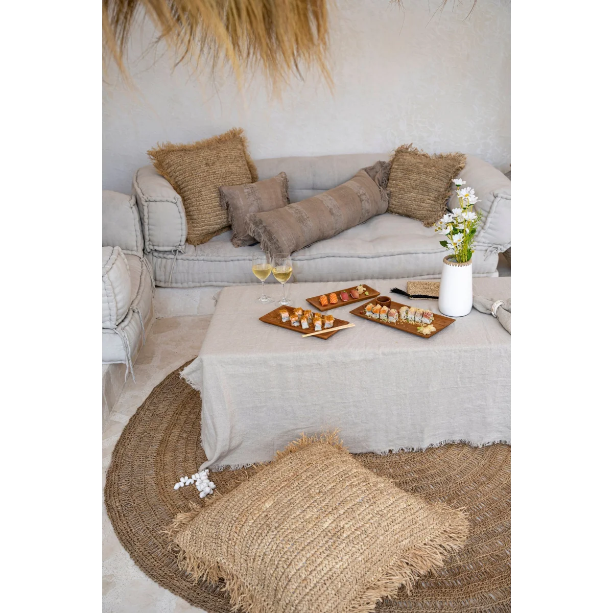 Canapé modulable beige clair avec coussins en fibre naturelle pour salon élégant