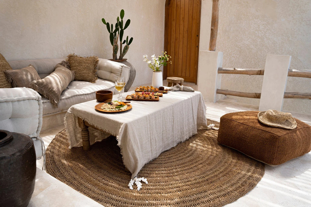 Canapé extérieur beige crème avec coussins, idéal pour la nappe en lin beige 150x250 cm