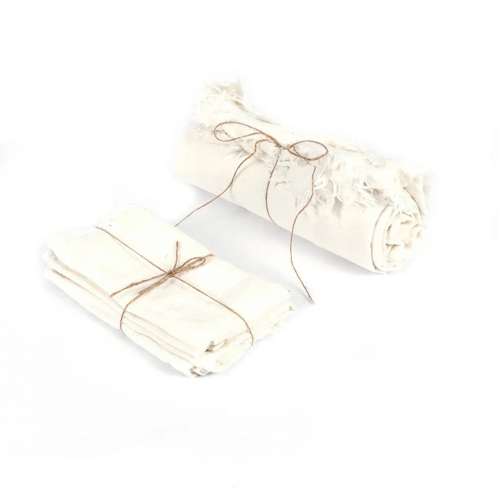 Linge blanc roulé et empilé, noué avec de la ficelle pour La Nappe en Lin Blanc 150x150