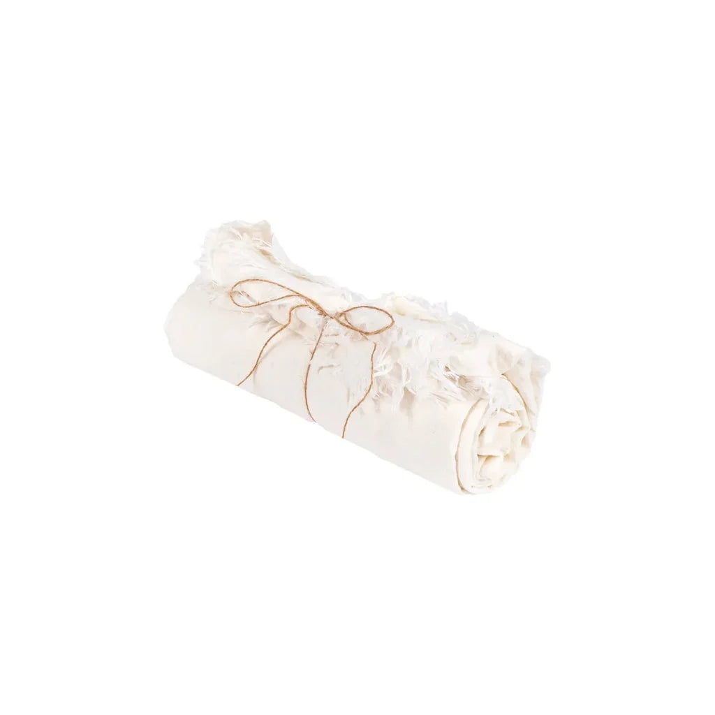 Serviette en lin blanche roulée avec frange, attachée avec de la corde pour La Nappe en Lin Blanc 150x150