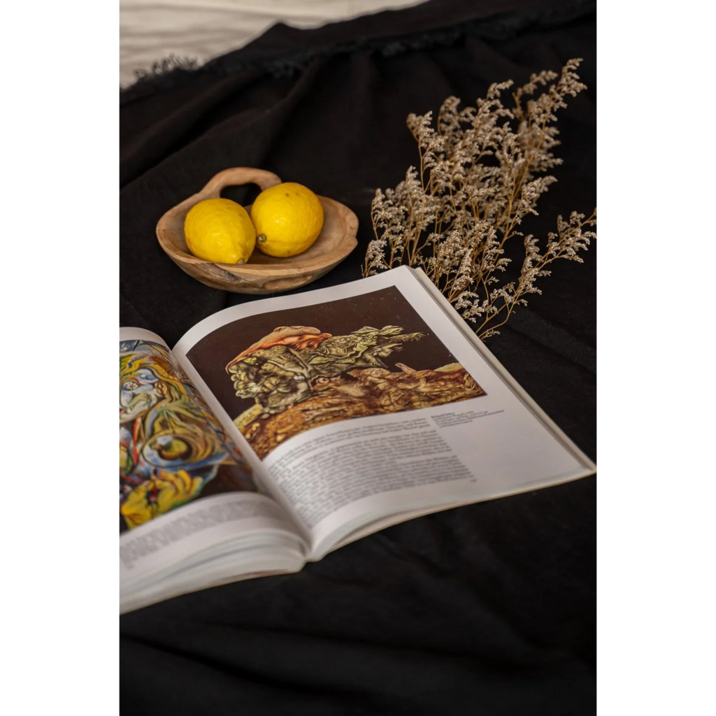 Livre ouvert avec illustrations et texte pour Nappe en lin noir 150x200 cm