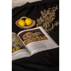 Livre ouvert avec illustrations et texte pour Nappe en lin noir 150x200 cm