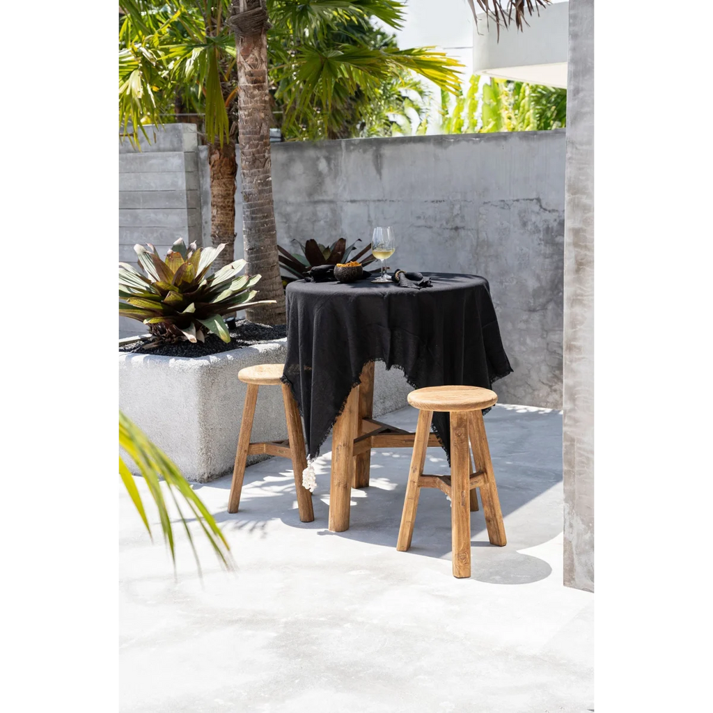 Table bistro ronde noire en métal avec deux tabourets en bois pour salle à manger