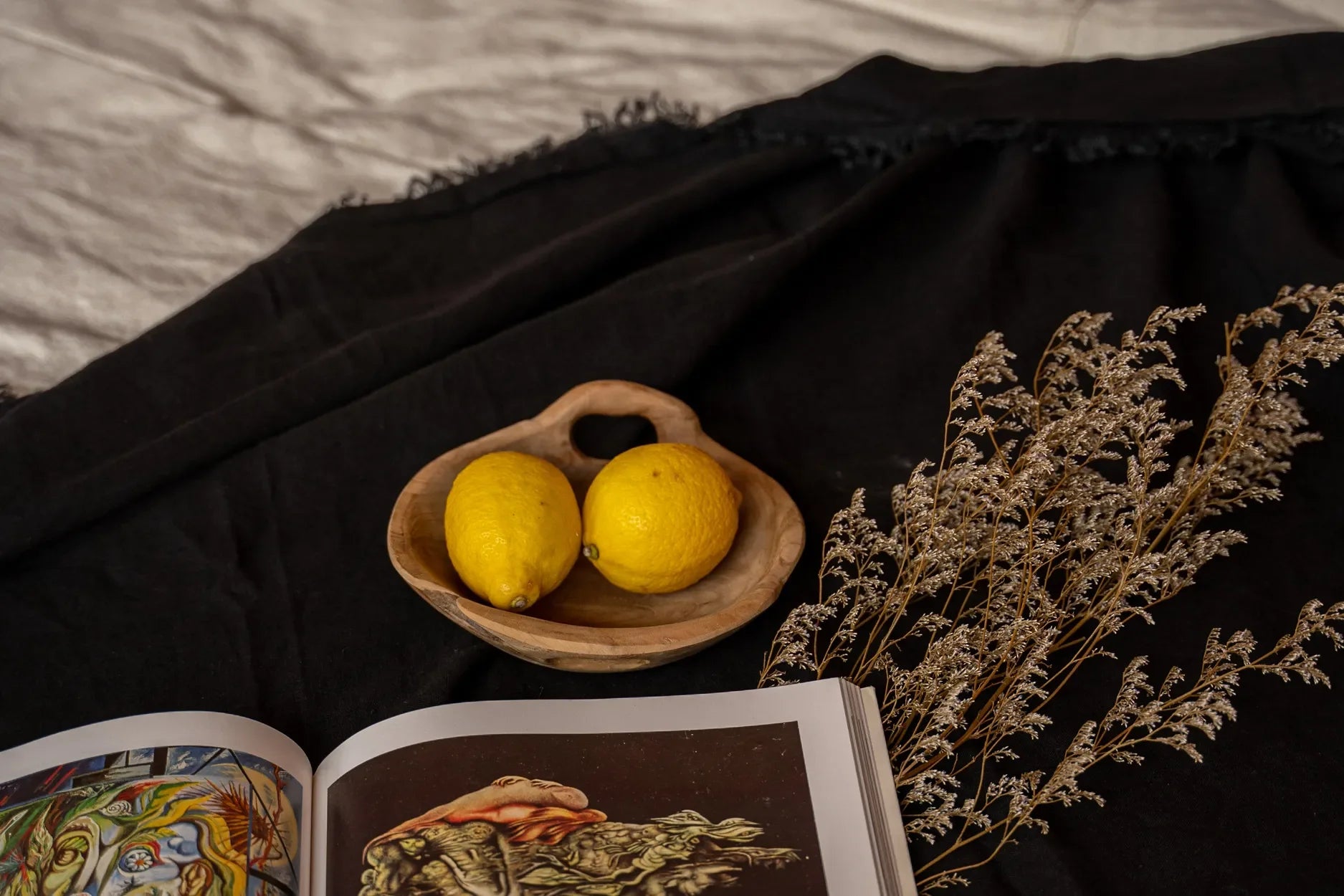 Deux citrons dans un bol rustique pour une nappe en lin noir 180x300 cm