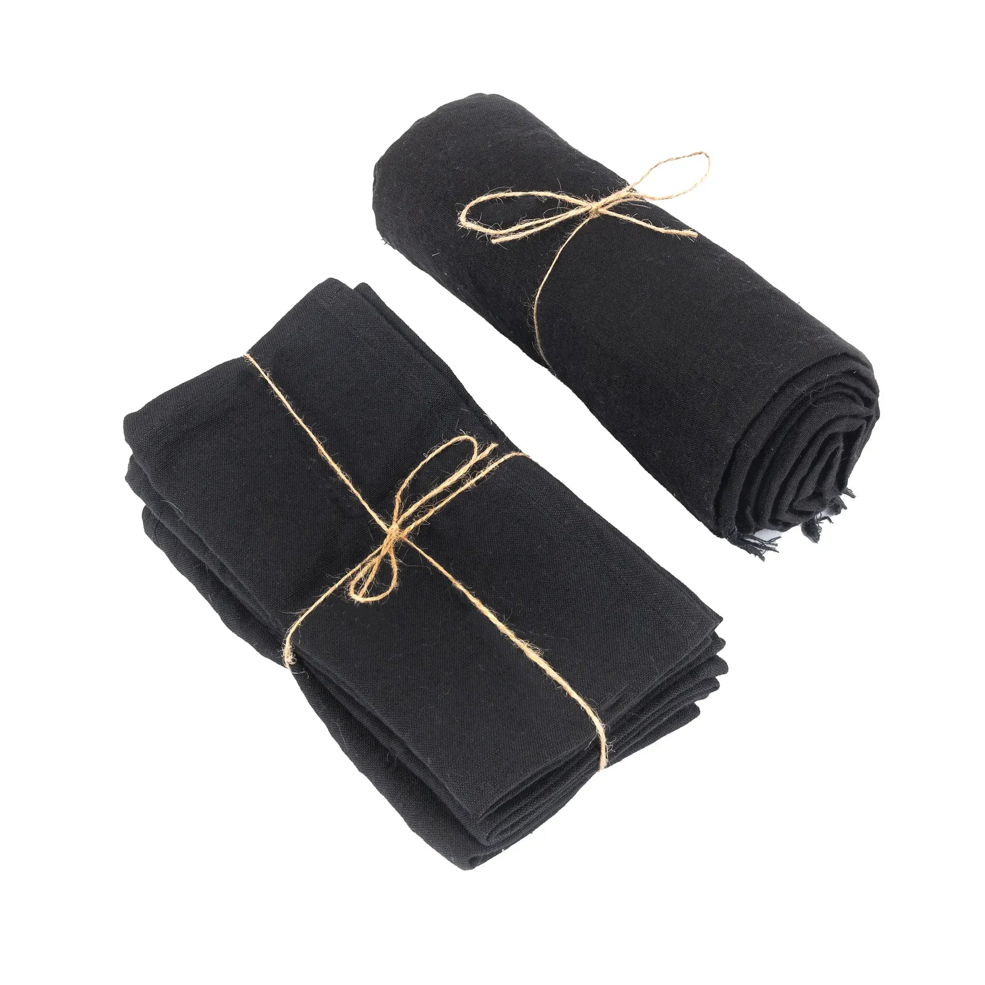 Nappe en lin noir 180x300 cm avec napkins en lin noir attachées avec de la twine