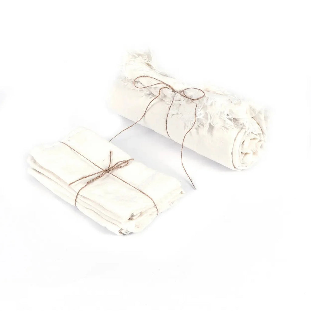 Linge blanc cassé roulé et plié, noué avec de la ficelle, pour Nappe rectangulaire en lin