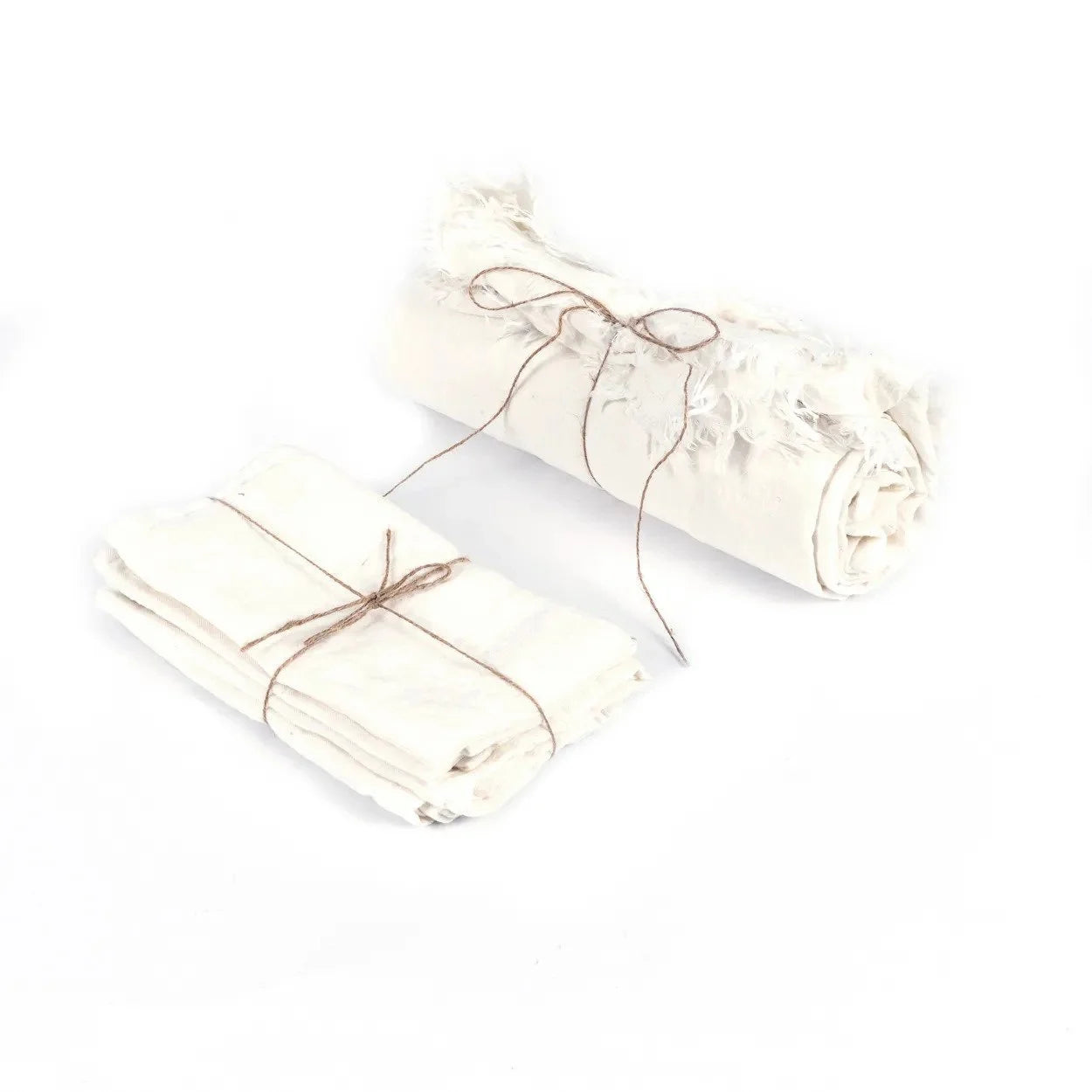 Linge blanc cassé roulé et plié, noué avec de la ficelle, pour Nappe rectangulaire en lin