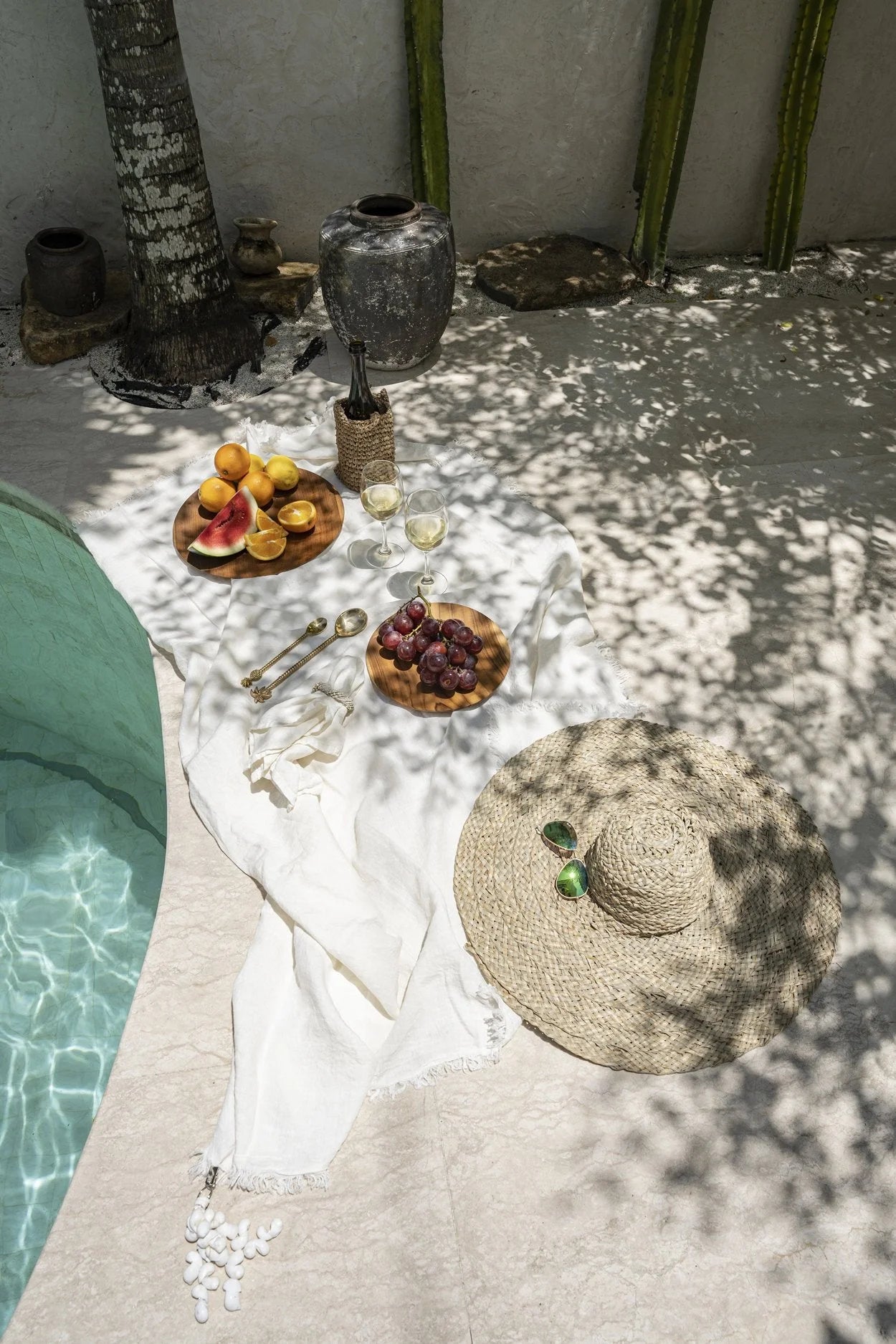 Chapeau en paille à large bord pour protéger du soleil, parfait avec la nappe en lin blanc cassé