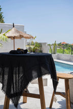 Nappe rectangulaire en lin lavé noir uni, bords frangés, 150x250 cm