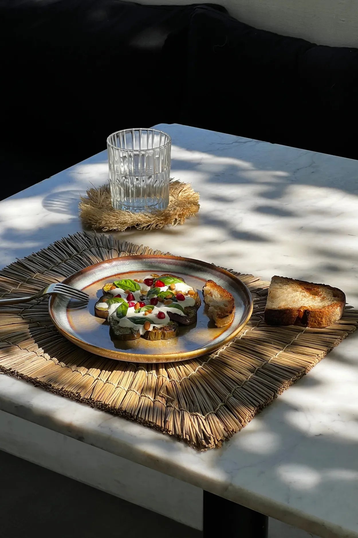 Apéritif artistiquement présenté avec napperon rectangulaire en herbe Alang Alang naturel