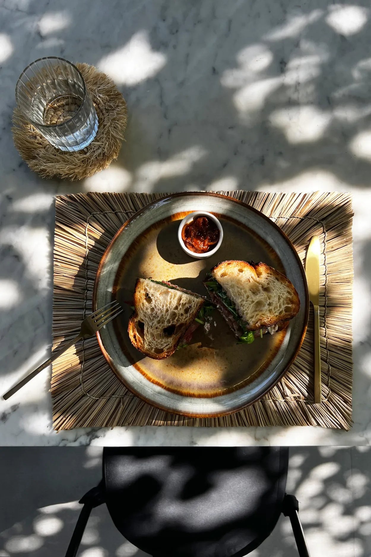 Sandwich sur assiette avec sauce, dans un napperon rectangulaire en herbe Alang Alang naturel