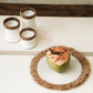 Coconut ouvert sur un tapis à franges pour la natte en raphia d herbe marine blanc naturel