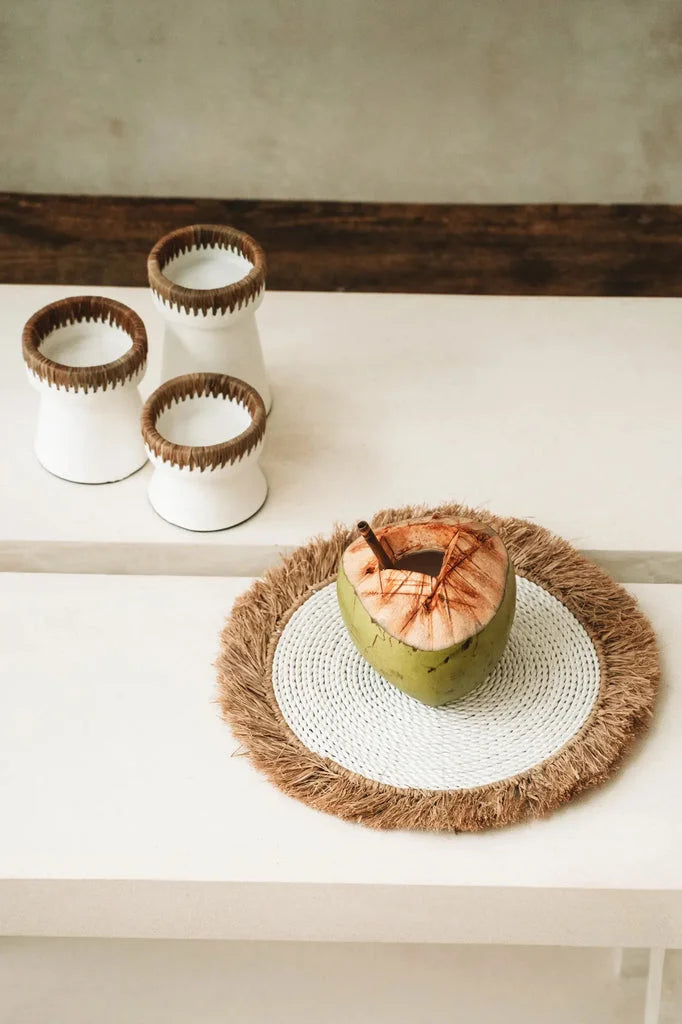 Coconut ouvert sur un tapis à franges pour la natte en raphia d herbe marine blanc naturel