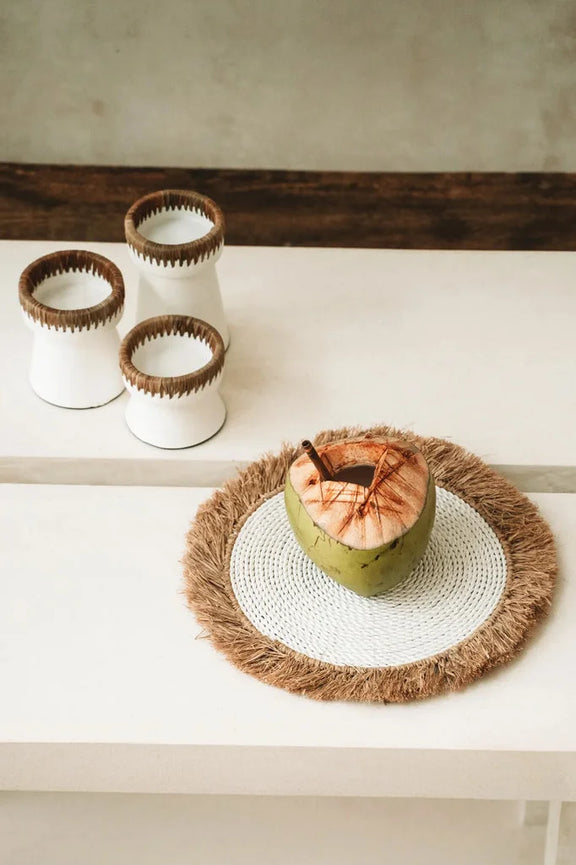 Coconut ouvert sur un tapis à franges pour la natte en raphia d herbe marine blanc naturel