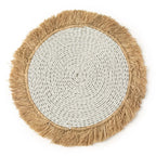 Dessus de table rond en raphia dherbe marine avec bord frangé en blanc naturel