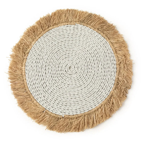 Dessus de table rond en raphia dherbe marine avec bord frangé en blanc naturel