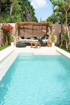Cabanas au bord de la piscine avec sièges pour la relaxation, La nuance de coco