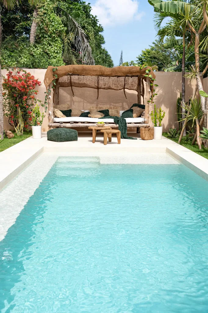 Cabane de piscine avec coin salon naturel pour relaxation et confort à la plage