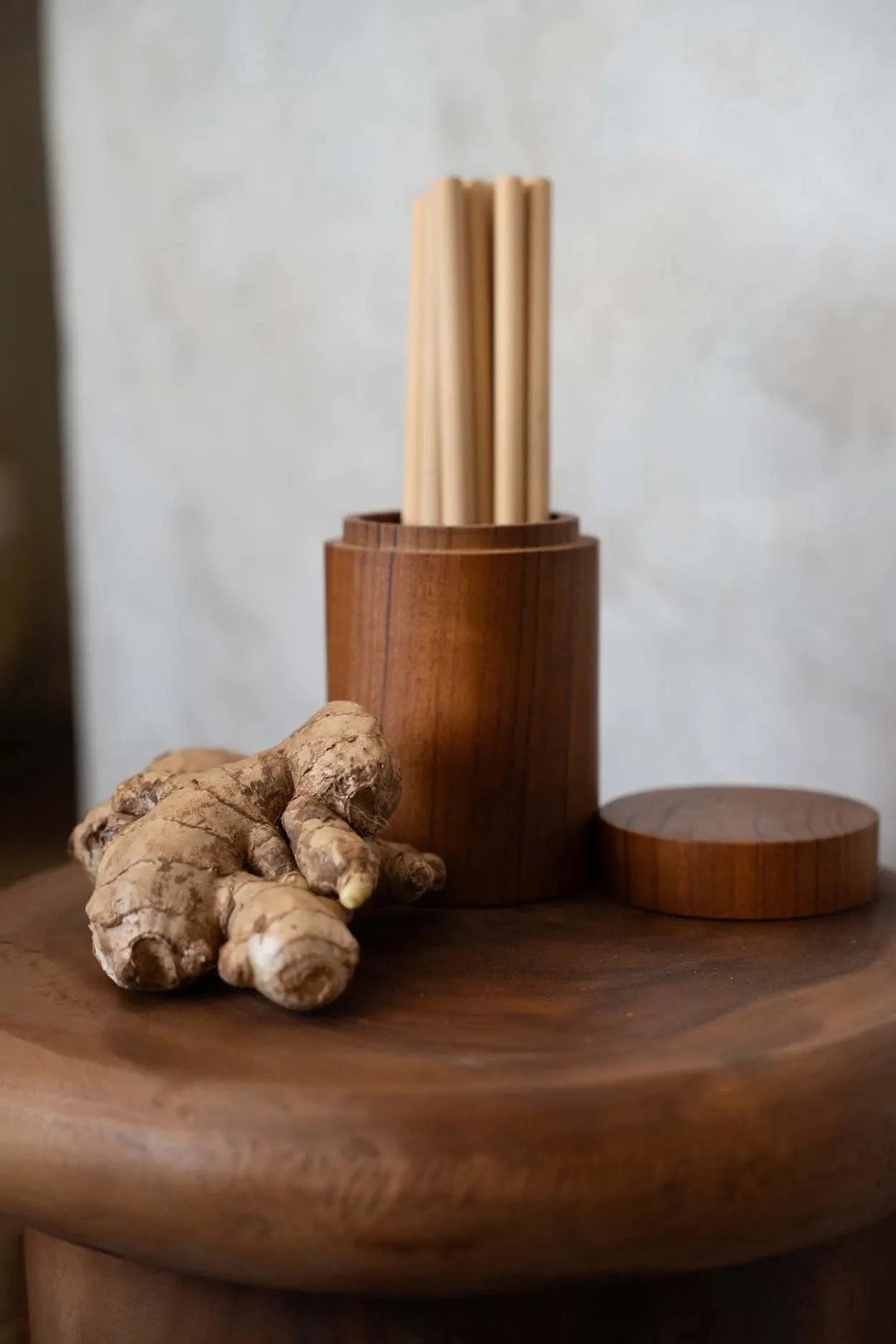 Gingembre racine et boîte en bois avec pailles réutilisables en bambou naturel