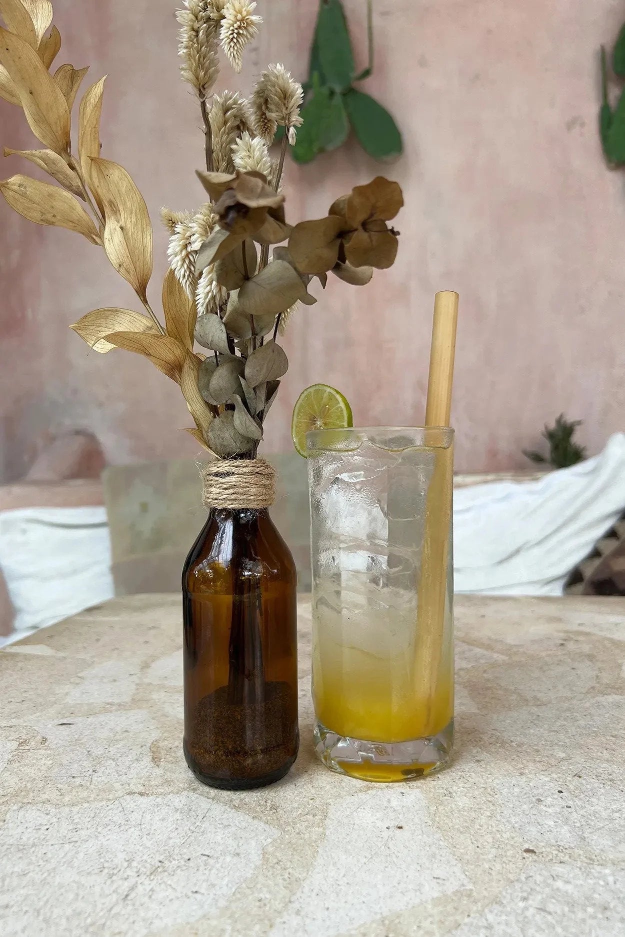 Photo d une boisson artistique et d un arrangé floral de fleurs séchées naturel