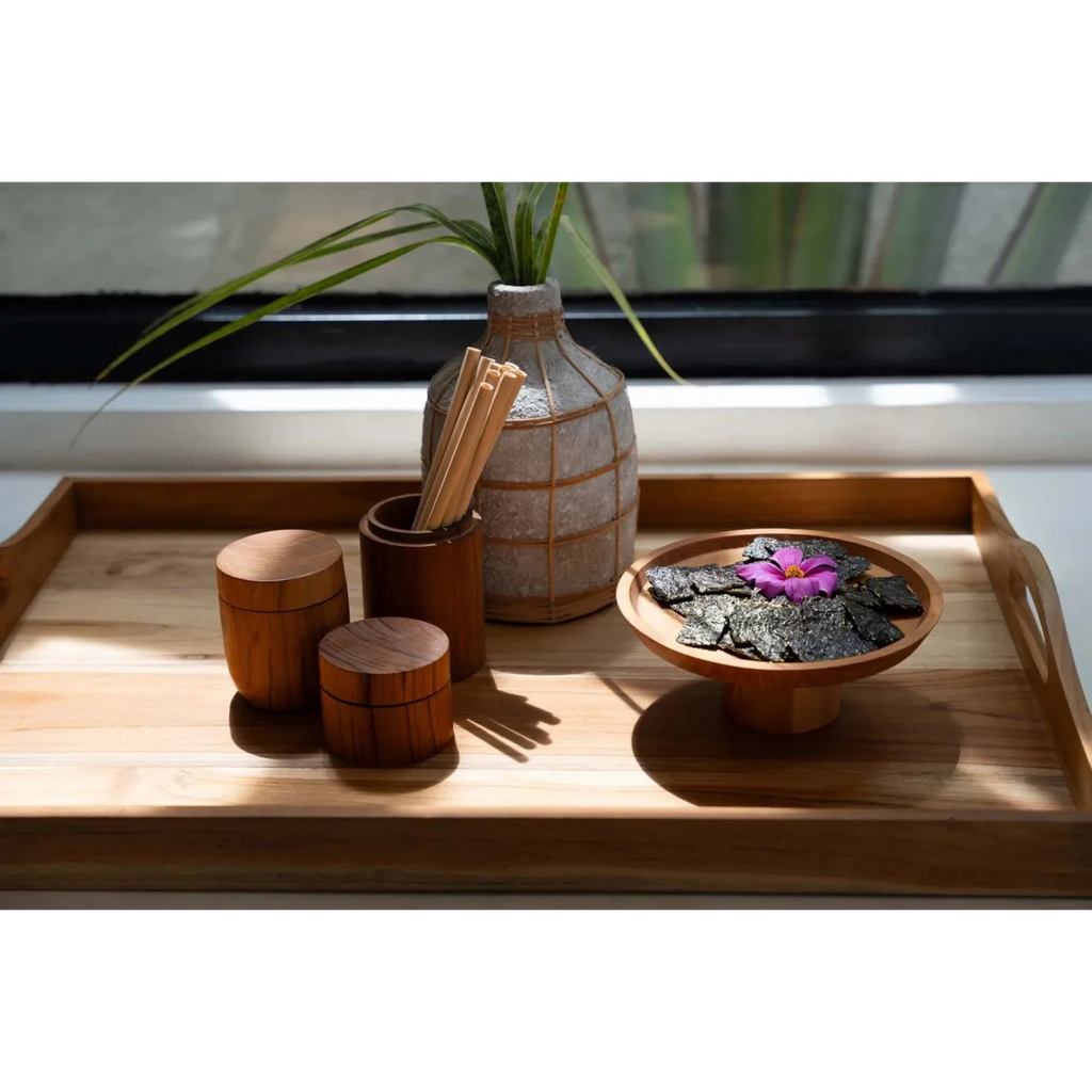 Plateau en bois avec pailles réutilisables en bambou naturel et accessoires de nettoyage