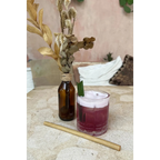 Verre avec boisson violette, mousse blanche et feuille de bambou pour pailles réutilisables