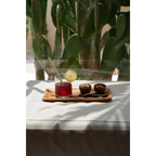 Verre de jus de fruits rouge avec tranche de citron et paille en bambou naturel